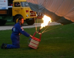 Paul Lemmens in actie met zijn sneeuwmanballon